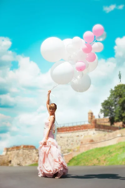 Novia con globos — Foto de Stock