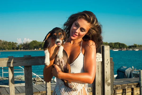 Cachorro y chica en la playa —  Fotos de Stock