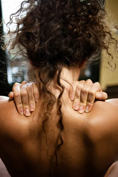 女性の自己マッサージ自宅で彼女の首は免疫系を改善し 痛みや緊張を減らすバックビュー — ストック写真
