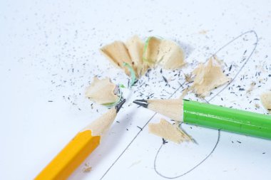 Bu beyaz arka planda bir kalem ve talaş.