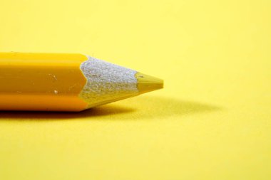 Fotokopi alanı, yapısı ve renkli pastel boyaları olan düz kağıda sahip kalemler