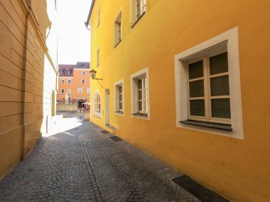 Regensburg, Tuna Nehri ve katedral ve romantik sokaklar üzerindeki taş köprü ile geniş açılı fotoğraflandı. 