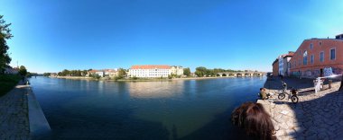 Regensburg, Tuna Nehri ve katedral ve romantik sokaklar üzerindeki taş köprü ile geniş açılı fotoğraflandı. 