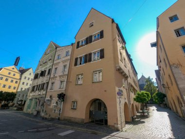 Regensburg, Tuna Nehri ve katedral ve romantik sokaklar üzerindeki taş köprü ile geniş açılı fotoğraflandı. 