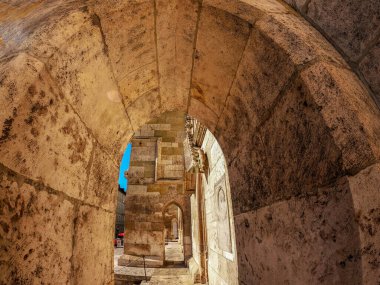 Regensburg, Tuna Nehri ve katedral ve romantik sokaklar üzerindeki taş köprü ile geniş açılı fotoğraflandı. 