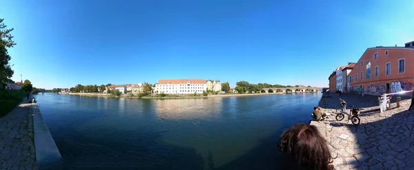 Regensburg Fotografado Com Grande Ângulo Com Ponte Pedra Sobre Danúbio — Fotografia de Stock