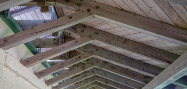 İskelet inşaat marangozu ya da marangozun ahşap kirişlerden yaptığı ahşaptan yapılmış bir yapı.