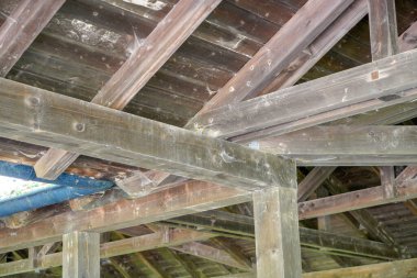 İskelet inşaat marangozu ya da marangozun ahşap kirişlerden yaptığı ahşaptan yapılmış bir yapı.