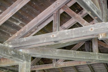 İskelet inşaat marangozu ya da marangozun ahşap kirişlerden yaptığı ahşaptan yapılmış bir yapı.