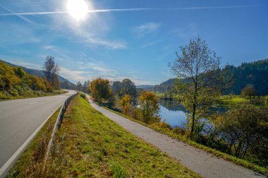 Yağmur Tuna Nehri 'nin bir koludur ve sonbaharda çekilen Bavyera Ormanı' ndan geçer.