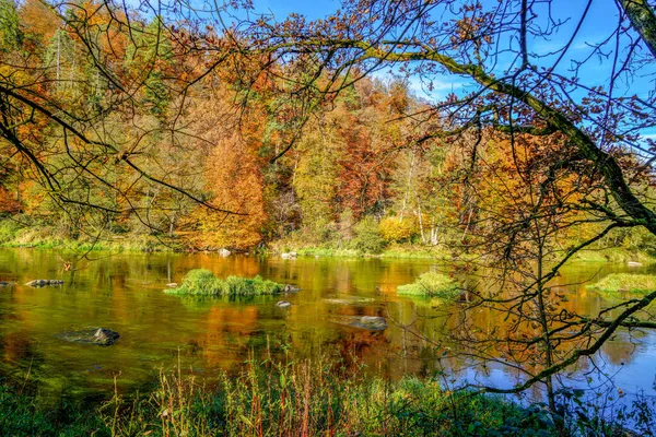 Yağmur Tuna Nehri 'nin bir koludur ve sonbaharda çekilen Bavyera Ormanı' ndan geçer.
