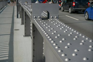 Perçinlenmiş çelik kirişleri, çelik kablosu ve gondolu olan bir teleferiğin çelik yapımı.