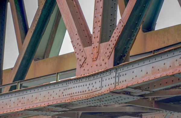 Perçinlenmiş Çelik Kirişleri Çelik Kablosu Gondolu Olan Bir Teleferiğin Çelik — Stok fotoğraf