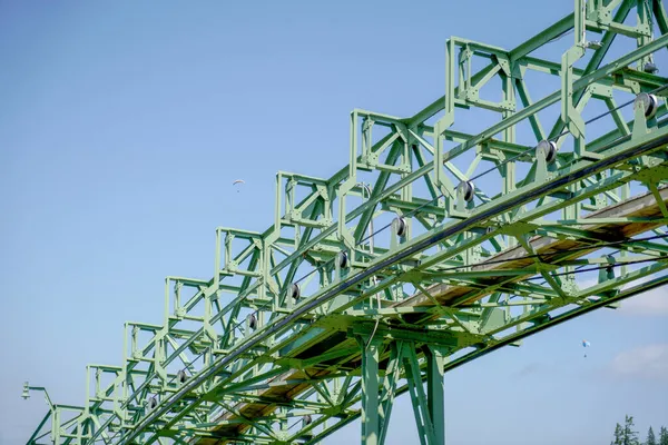 Stahlkonstruktion Einer Seilbahn Mit Genieteten Stahlträgern Stahlseil Und Gondel — Stockfoto