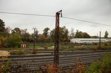 Kısmen çürümüş vagonları olan demiryolu tesisi.