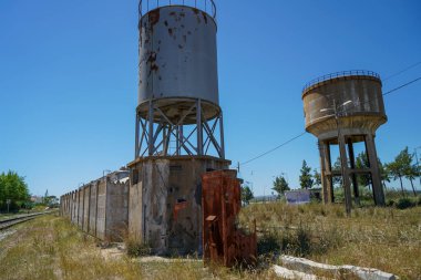 Kısmen çürümüş vagonları olan demiryolu tesisi.