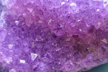 Kuvars, arka planda Marco modunda çekilmiş mineral içerikli bir arka plan önündedir.                     