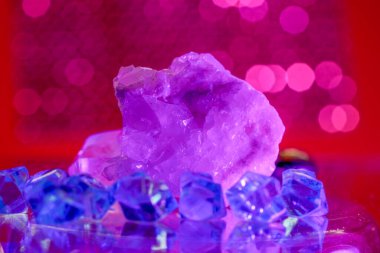 Kuvars, arka planda Marco modunda çekilmiş mineral içerikli bir arka plan önündedir.                     