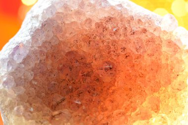 Kuvars, arka planda Marco modunda çekilmiş mineral içerikli bir arka plan önündedir.                     