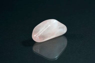 Kuvars, arka planda Marco modunda çekilmiş mineral içerikli bir arka plan önündedir.                     