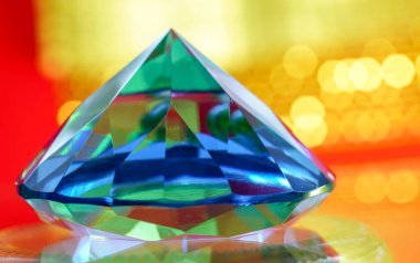 Stüdyoda uzun süre çekilmiş bir arka plan olarak ışıldayan taşlar.