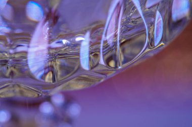 Stüdyoda çekilen kristal benzeri malzemelerden yapılmış renkli bir cam.