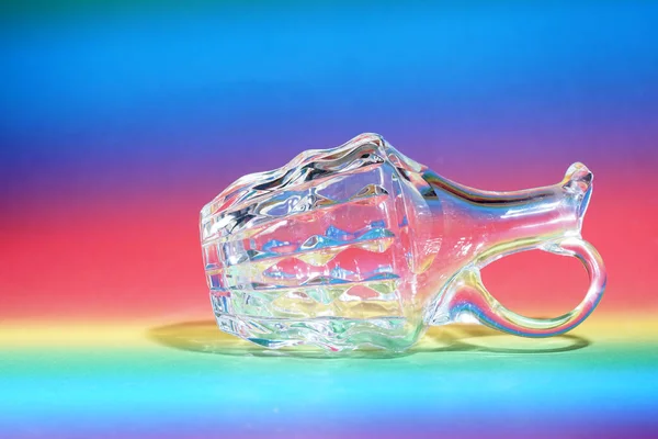 スタジオで撮影された結晶のような素材で作られたガラスは カラフルな背景を持ちます — ストック写真
