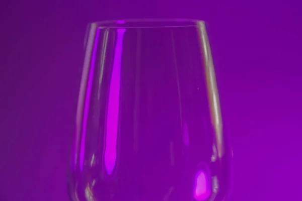玻璃杯 由水晶状的材料制成 在工作室里拍摄 背景五彩斑斓 — 图库照片