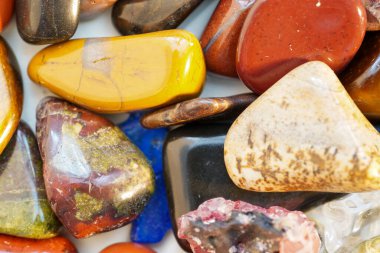 Stüdyoda ışıklandırmayla çekilmiş parlak değerli taşlar.