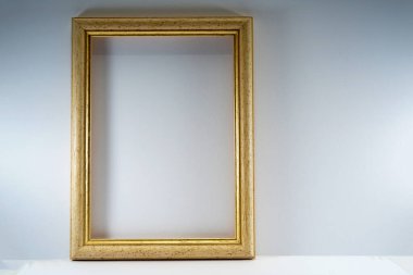 Stüdyoda arka plan olarak çekilen minimalist görüntüler