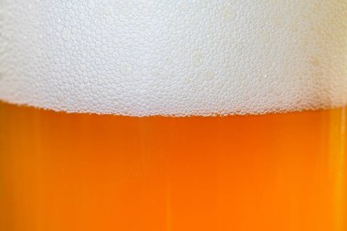 Stüdyoda köpüklü bira ve köpüklü baloncuklar.