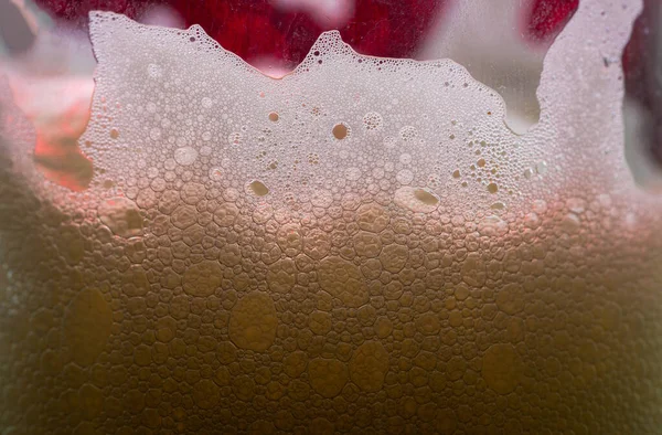 Espuma Cerveza Vidrio Con Burbujas Fotografiadas Estudio —  Fotos de Stock