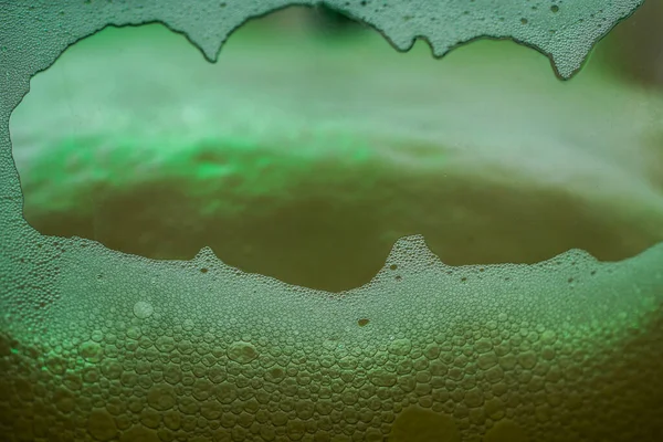Пена Пива Стекле Пузырьками Сфотографированными Студии — стоковое фото