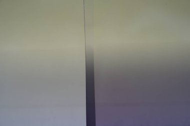 Renkli bir arkaplan önünde çekilen fotoğraflar için mezun olmuş filtre