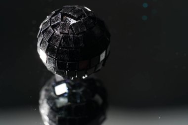 Stüdyoda renkli folyolarla çekilmiş disko topu.