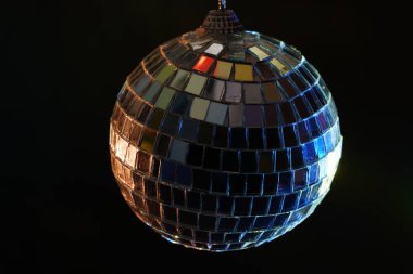 Stüdyoda renkli folyolarla çekilmiş disko topu.