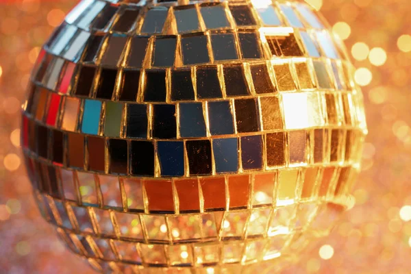 Disco Bal Met Gekleurde Flitsfolie Gefotografeerd Studio — Stockfoto