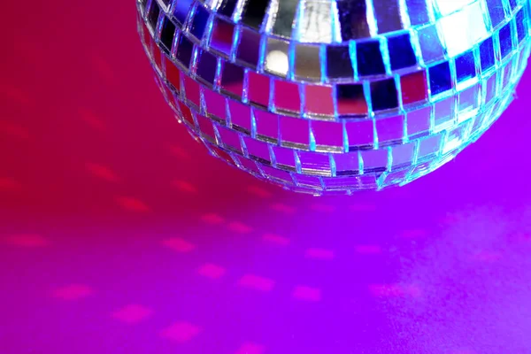 Disco Bal Met Gekleurde Flitsfolie Gefotografeerd Studio — Stockfoto