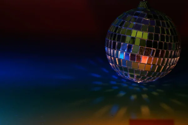 Disco Μπάλα Χρωματιστά Φύλλα Flash Φωτογραφήθηκε Στο Στούντιο — Φωτογραφία Αρχείου