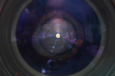 Fotoğraf için objektifi parçalarına ayırıp temizleyin.