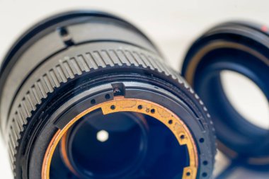 Fotoğraf için objektifi parçalarına ayırıp temizleyin.