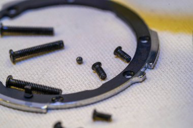 Fotoğraf için objektifi parçalarına ayırıp temizleyin.