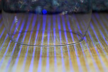 Aşağıdan renkli ışıkla aydınlatılan cam arka plan olarak kullanılacak tüketici kalıpları yaratır