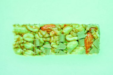 Stüdyoda fındıklı ve karamel fotoğraflı bir bar.