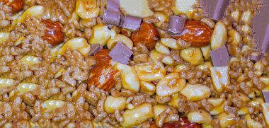 Stüdyoda fındıklı ve karamel fotoğraflı bir bar.