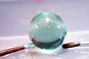 Modern renklerde cam top arka plan olarak kullanılmak üzere stüdyoda fotoğraflandı.