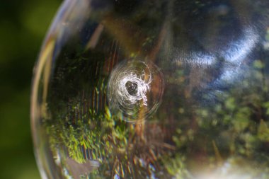 Modern renklerde cam top arka plan olarak kullanılmak üzere stüdyoda fotoğraflandı.