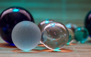 Modern renklerde cam top arka plan olarak kullanılmak üzere stüdyoda fotoğraflandı.