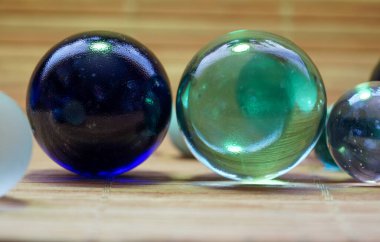 Modern renklerde cam top arka plan olarak kullanılmak üzere stüdyoda fotoğraflandı.