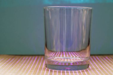 Stüdyoda çekilen kristal benzeri malzemelerden yapılmış renkli bir cam.